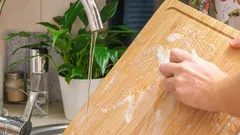 簡単な家庭用品を使って、まな板に菌が繁殖するのを防ぐ方法